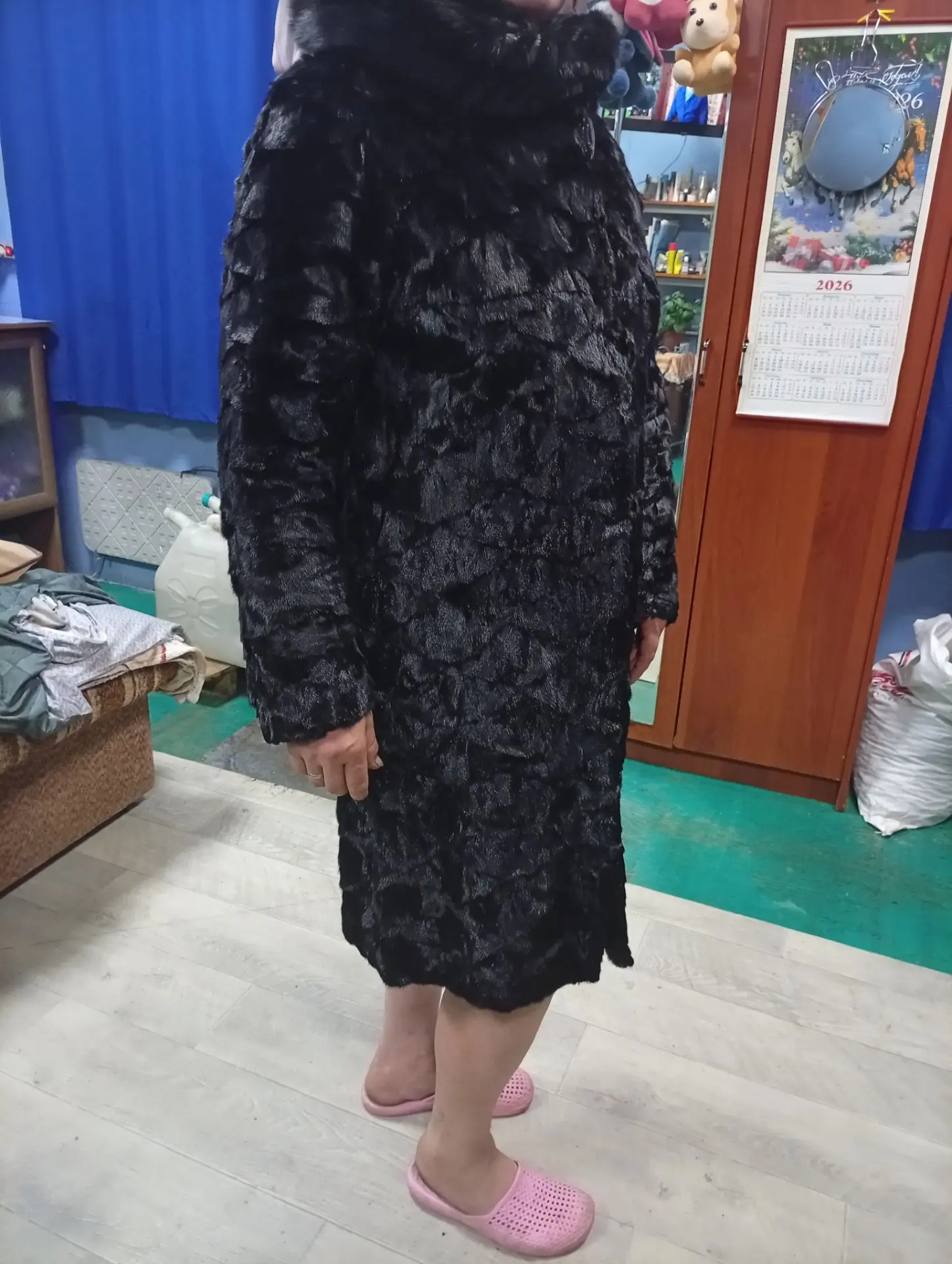Продам шубу норка, сшита из кусочков, очень красивым узором, большой капюшон, размер 52-54, за 8000 