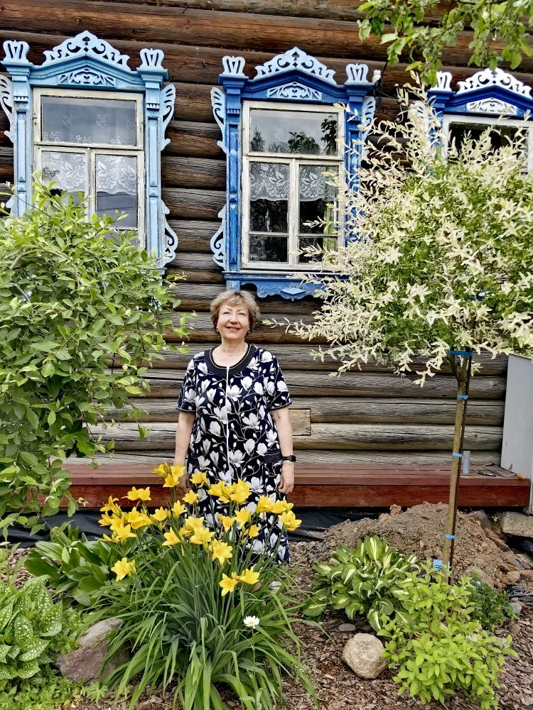 🌿 Летний день, наш палисадник, наполненный солнечным светом… И в самом сердце этой картины - моя ма