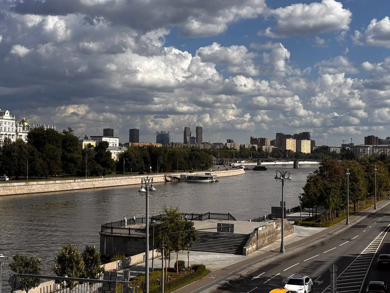 ⛅️ До +26 градусов ожидается сегодня в Москве 

Облачно с прояснениями, местами возможен дождь. Вете