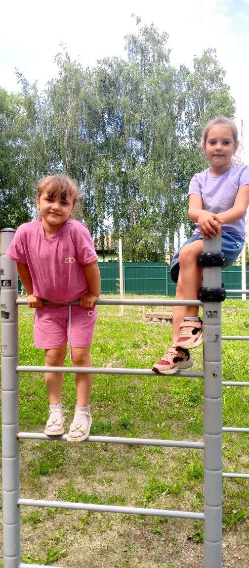 Новый день - новые занятия в нашем пришкольном лагере. Игры на свежем воздухе, праздник "Веселые лад