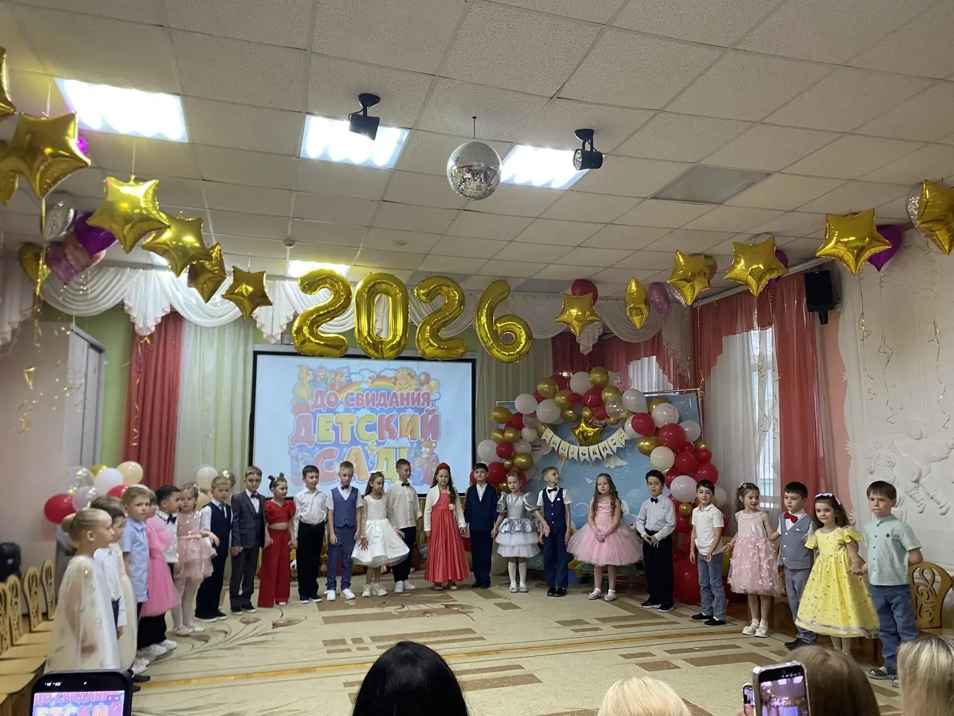 🎓 До свидания, детский сад!

Наш выпускной праздник состоялся, и главными героями этого дня стали, 