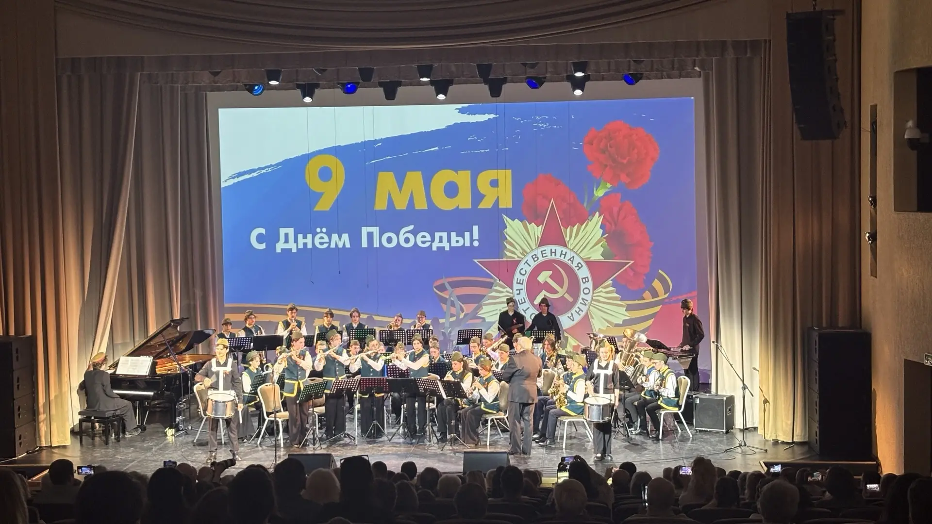 8 мая, в преддверии Дня Победы, в Лицее искусств состоялся праздничный концерт «ПОБЕДНЫЙ МАЙ!», посв