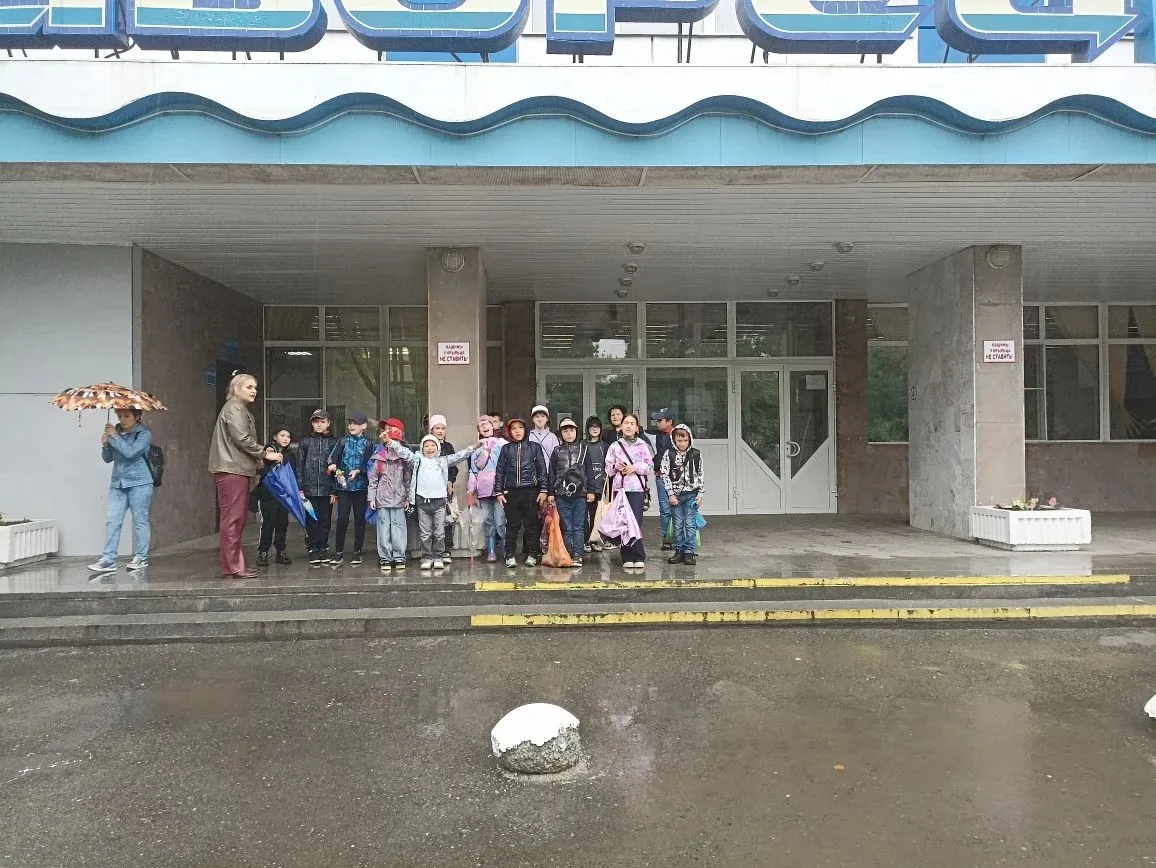☀"Доброград" на связи! 

☔Дождливая погода не испортила настроения девчонкам и мальчишкам школьного 