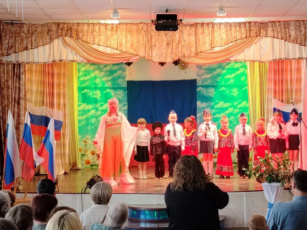 «Живи и здравствуй, Русь святая»: как в Болхове отметили День России 🇷🇺

11 июня на базе Районного