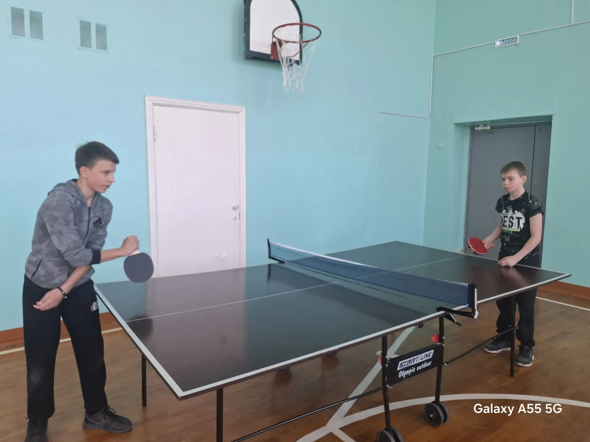 В школе состоялись соревнования по теннису. Турнир собрал учащихся разных возрастов, желающих продем