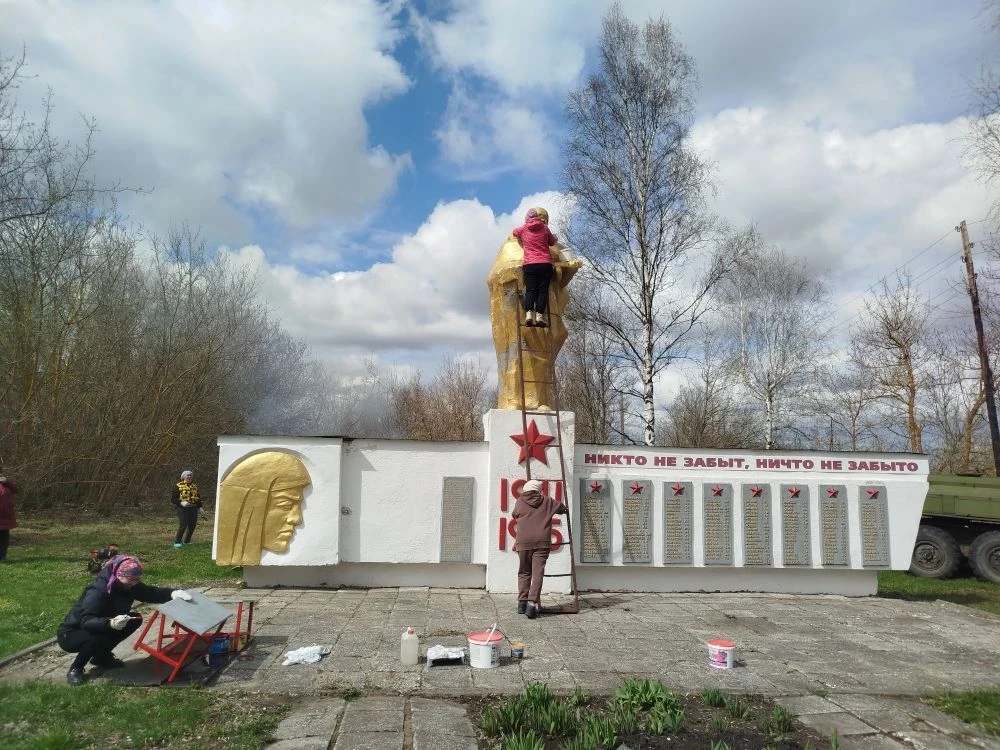 01.05.2026 года. 
На территории села Устье  в праздник дня весны и труда коллективом администрации, 