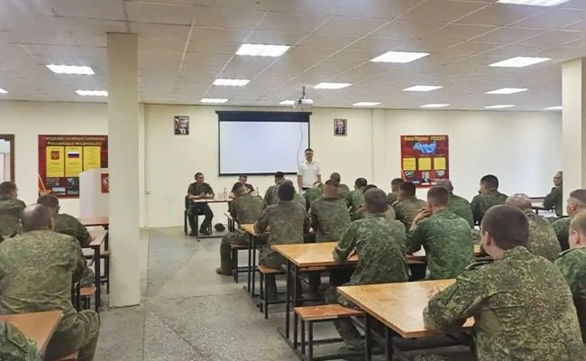 Сотрудники камышинской Госавтоинспекции провели профилактическую беседу с курсантами филиала Донецко