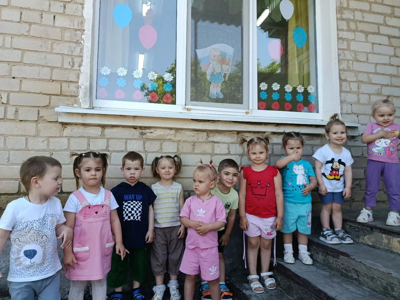 Воспитанники младшей группы "Теремок", присоединились к Всероссийской акции " Окна России", приуроче
