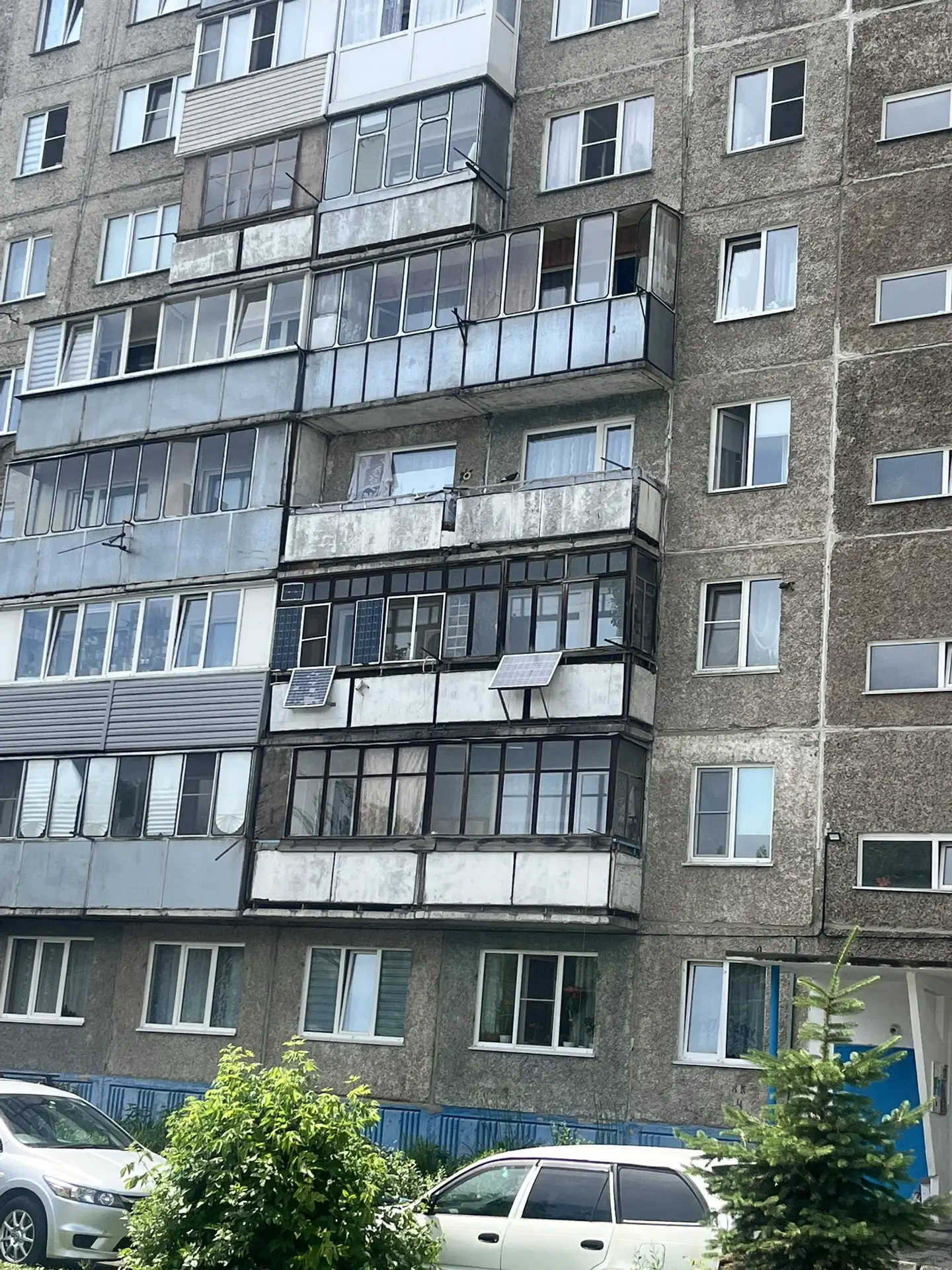 Солнечные батареи замечены на балконах Барнаульцев. 

Экономия электричества в солнечные дни?) 

Фот