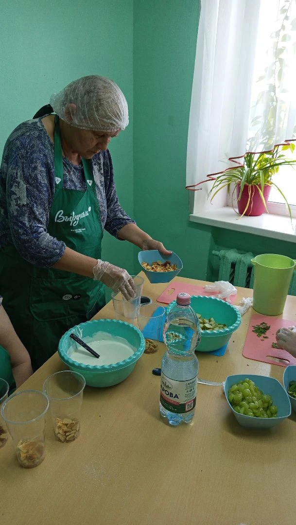 Продолжаем кулинарить :) 

На днях волонтеры «Службы заботы» организовали для ребят новый «вкусный» 
