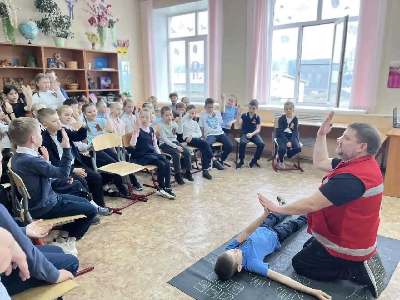 🩹⛑️Мастер-класс по оказанию первой помощи в нашей школе!

Сегодня, нас посетил младший инспектор по
