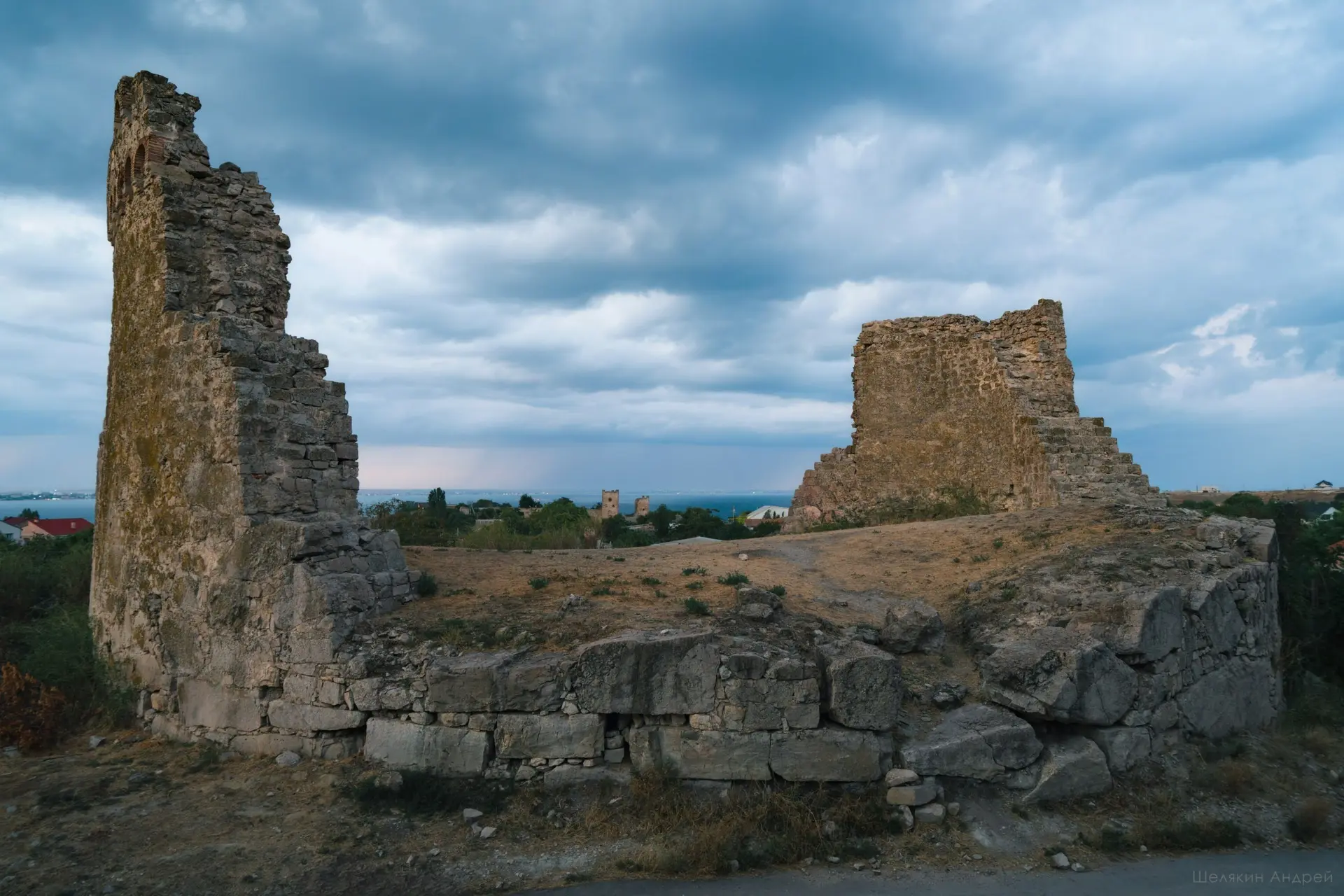 🏰 Башня Джованни ди Скаффа в Феодосии и красивый летний закат.

📷 Андрей Шелякин | @feodoz