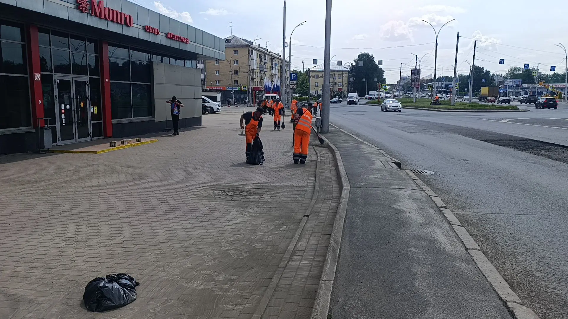 Сегодня 11 июня на уборке дорог города и прилегающих к ним территорий дорожными предприятиями и пред
