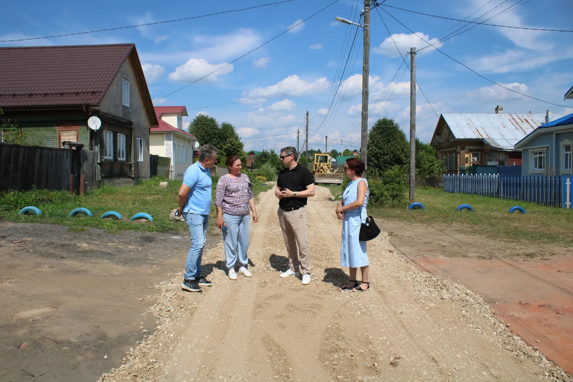 🚜 В поселке Лежнево продолжаются работы по летнему содержанию автомобильных дорог. Все мероприятия 