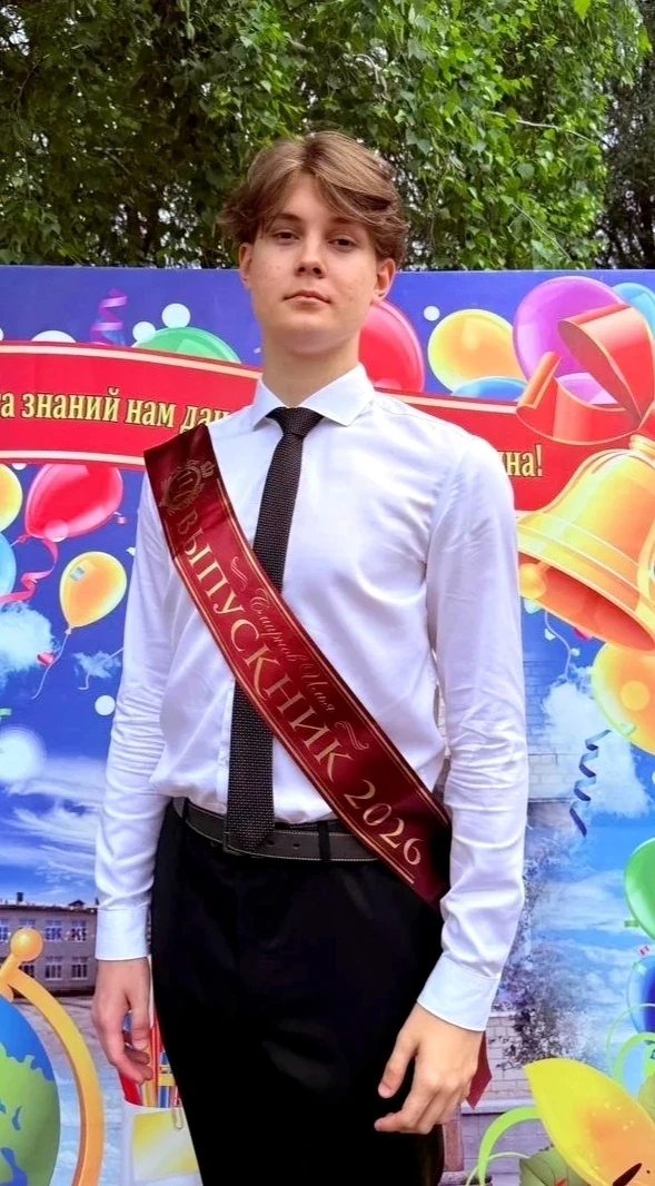 Выпускник 11 "А" класса МАОУ-СОШ №1 ст. Калининской Смирнов Илья получил на ЕГЭ по русскому языку 94