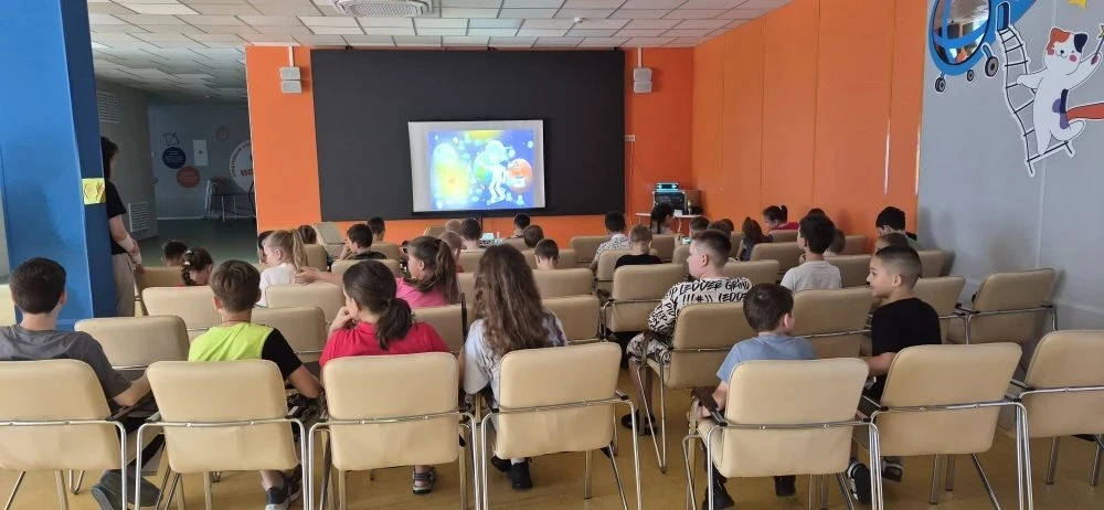 9 июня участники пришкольного лагеря совершили увлекательное путешествие по просторам Вселенной!
В х