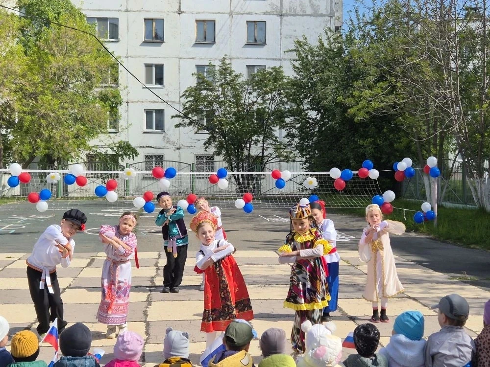 В детском саду №19 «Алёнушка» прошёл трогательный праздник в преддверии Дня России 🇷🇺 🥹

Для восп