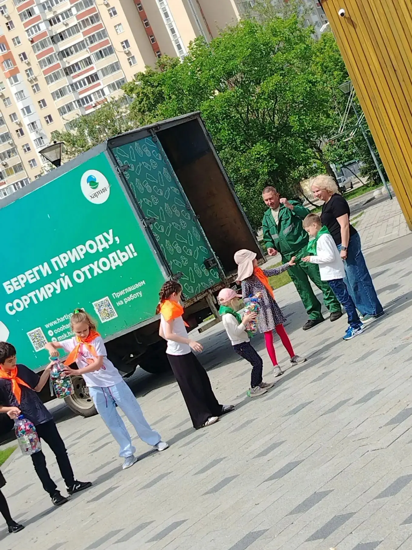 Шк🙃льники Отрадного передали «Добрые крышечки» на переработку
 
♻️Профессиональный оператор по обра
