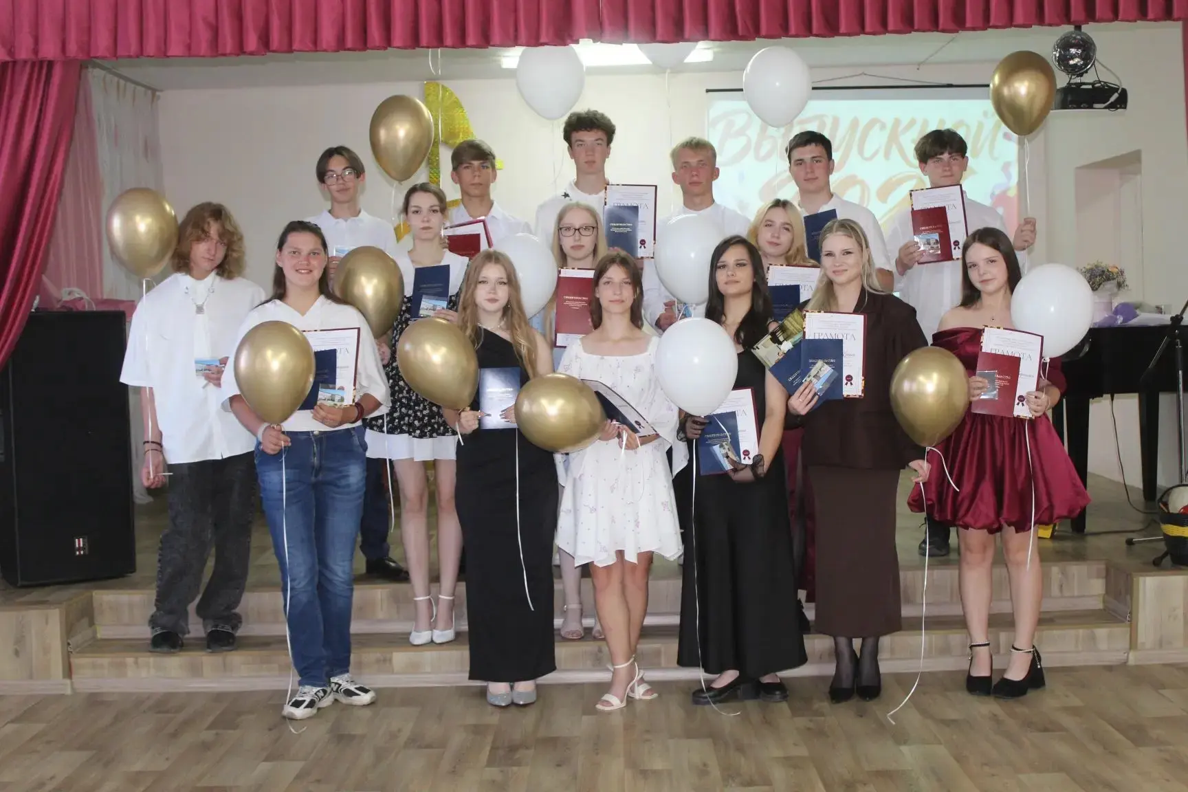 🎶 В ДШИ прошёл трогательный выпускной вечер 🎨

В уютном зале Детской школы искусств состоялся выпу