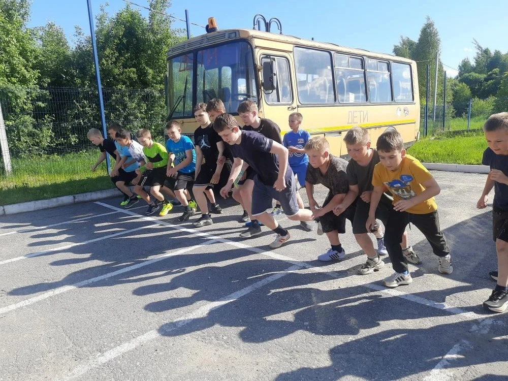 Обучающиеся спортивной школы «Факел» вышли на спортивную площадку, чтобы продемонстрировать результа