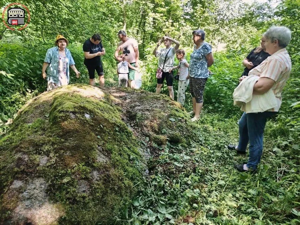 🌳 Путешествие к Синему камню

Библиотекарь Серединской сельской библиотеки организовала для читател