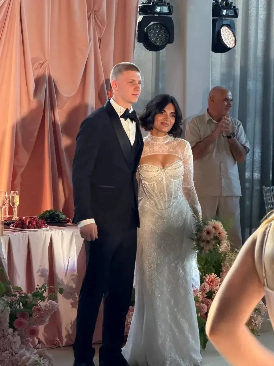 На одну семью больше!😍

В жизни нашего игрока Ивана Осадчего произошло важное событие - он женился.