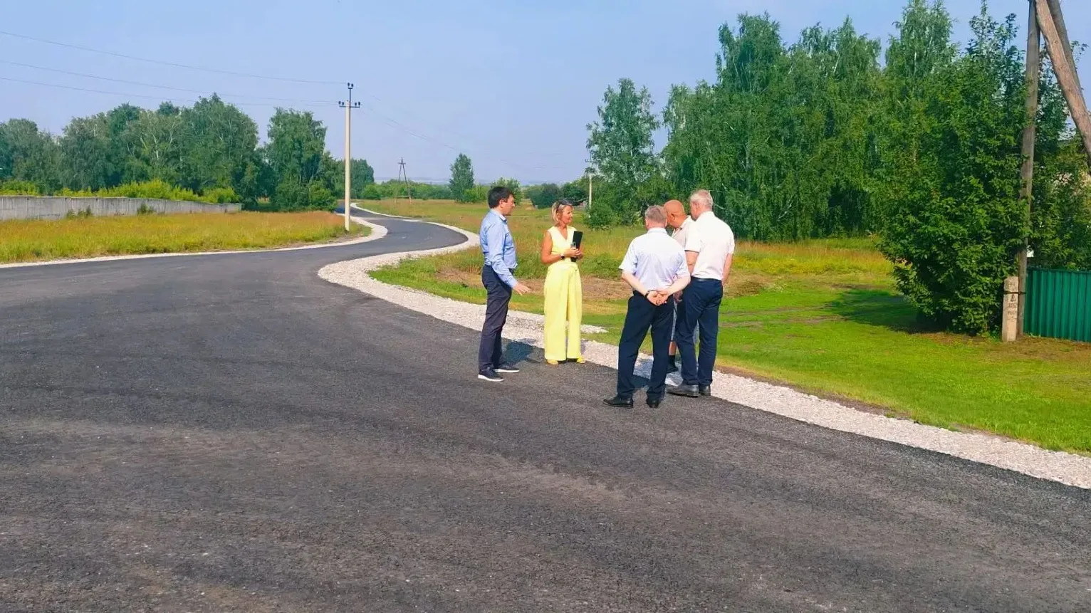 В посёлке Свердловский отремонтировано более 1,8 км дорожного полотна. Теперь участок имеет ровное п