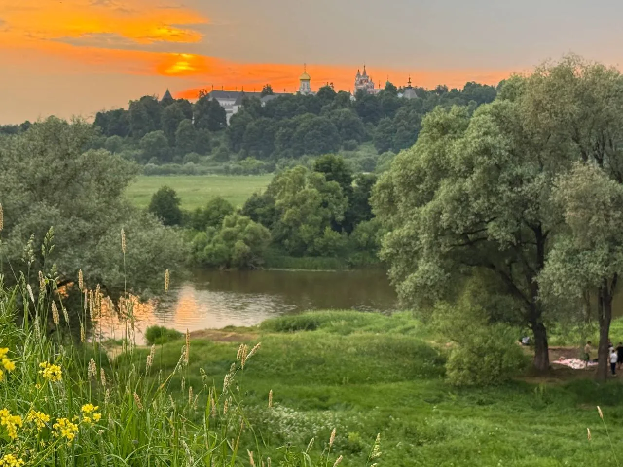 🌅 Москва-река 

Городской телеграм:
https://t.me/zvenigorod8 

Звенигород в MAX:
https://max.ru/vzv