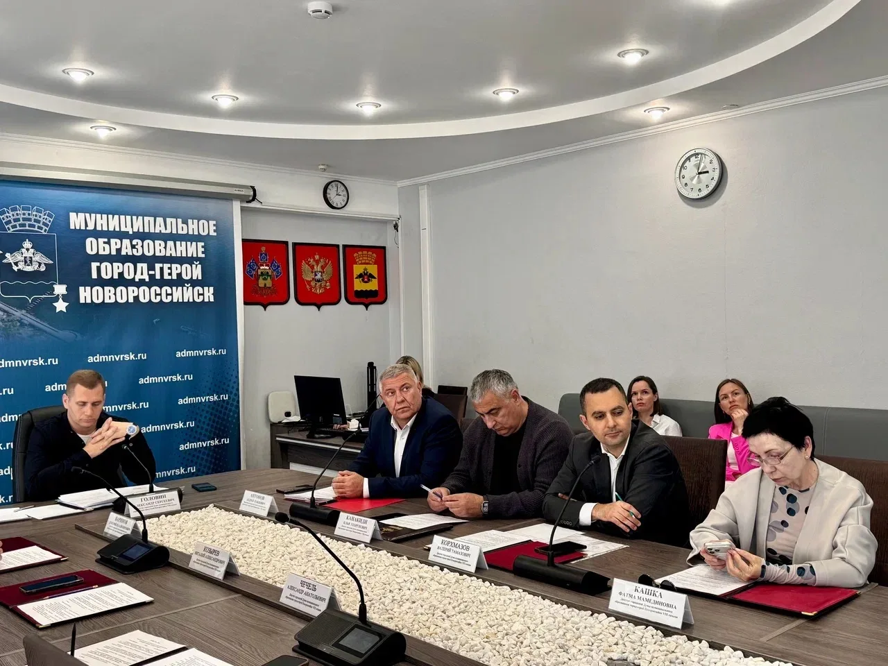 Состоялось очередное заседание комитета по вопросам курорта, туризма и спорта. 

На повестке дня — д