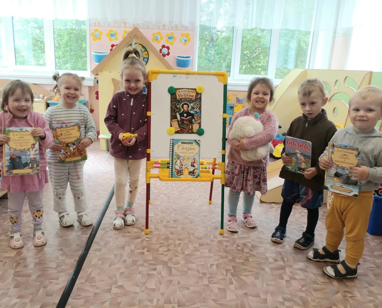 ✨ В гостях у сказки: Пушкинский день в группе «Зайчик»! ✨

В первой младшей группе 2.3 «Зайчик» прош