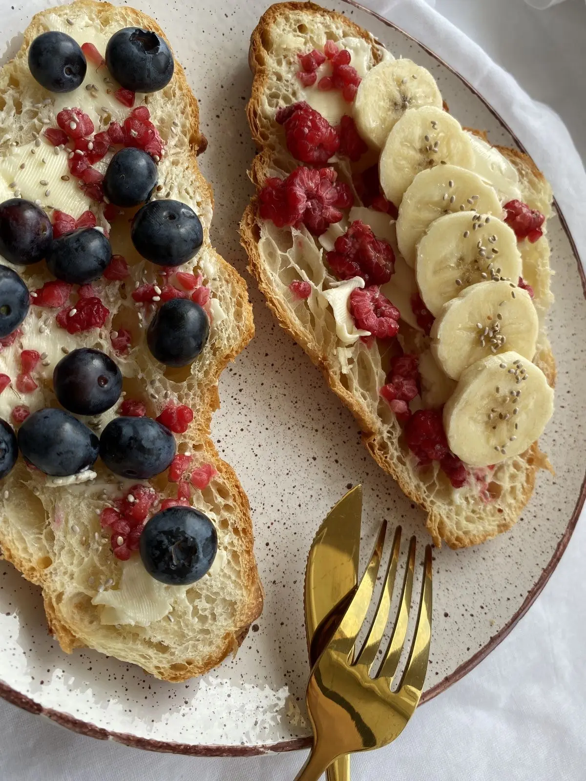 Простой и быстрый летний завтрак: тосты с рикоттой и ягодами 🍓

Подготовьте:

• хлеб или бриошь
• р