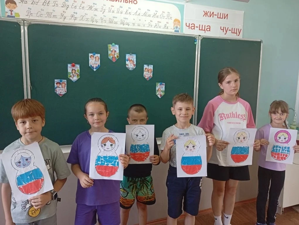 В рамках празднования Дня России в нашем пришкольном лагере прошло увлекательное творческое занятие.