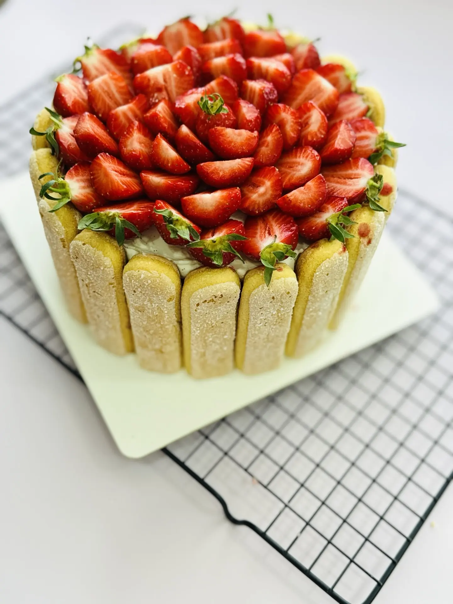 Хотите рецепт нежнейшего клубничного тирамису? 🍓✨

Сейчас клубника такая сладкая и ароматная — само