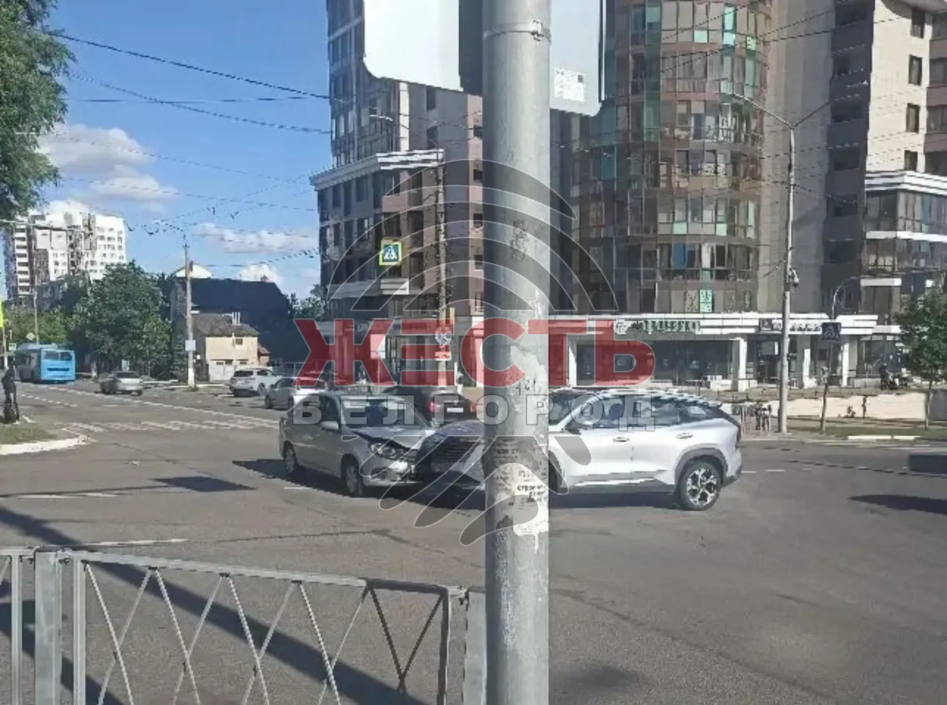 На улице Белгородского полка столкнулись две легковушки 

Движение затруднено. Подробности пока неиз