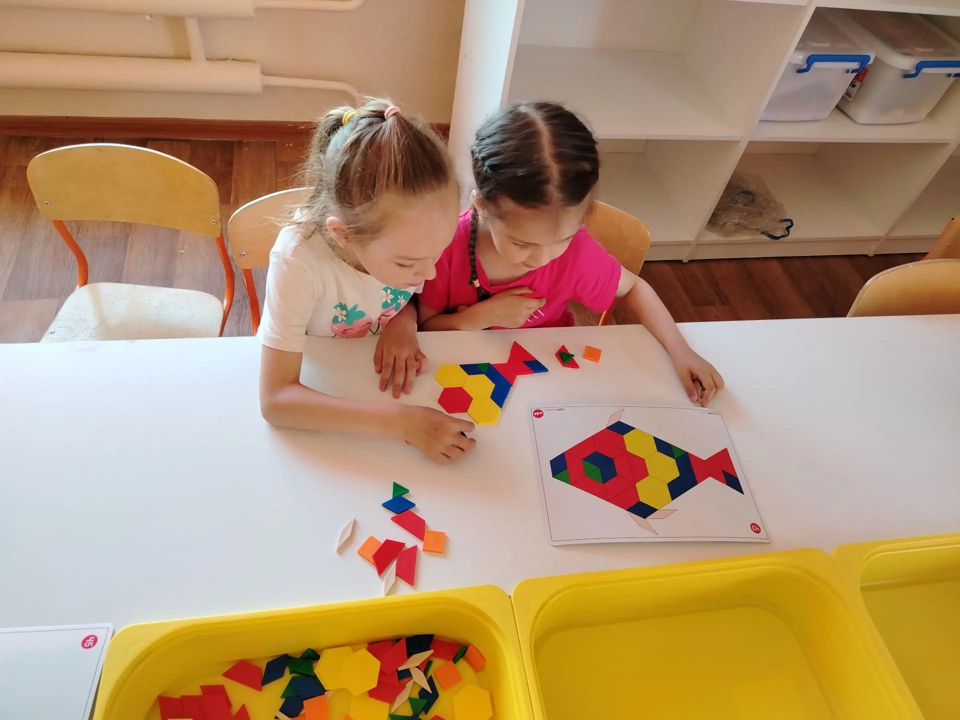 Конструирование, в том числе с использованием LEGO, — мощный инструмент развития ребёнка. Оно не тол