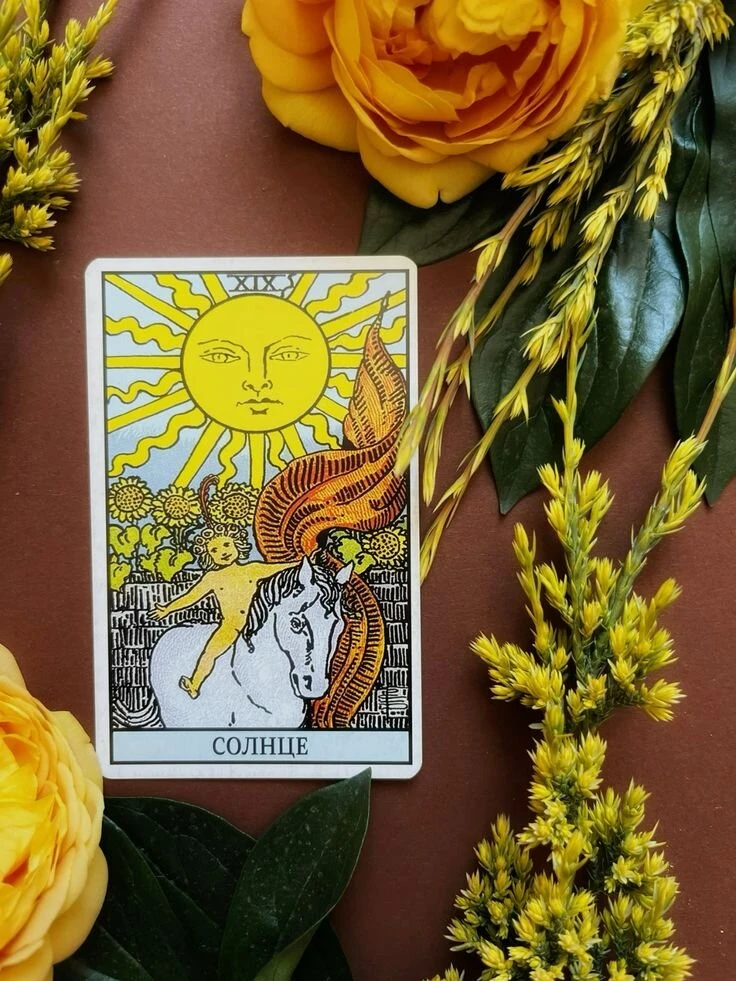 🎴 Карта дня: Солнце

☀ Общий посыл

Четверг приходит с ярким, ясным светом. Солнце — это карта триу
