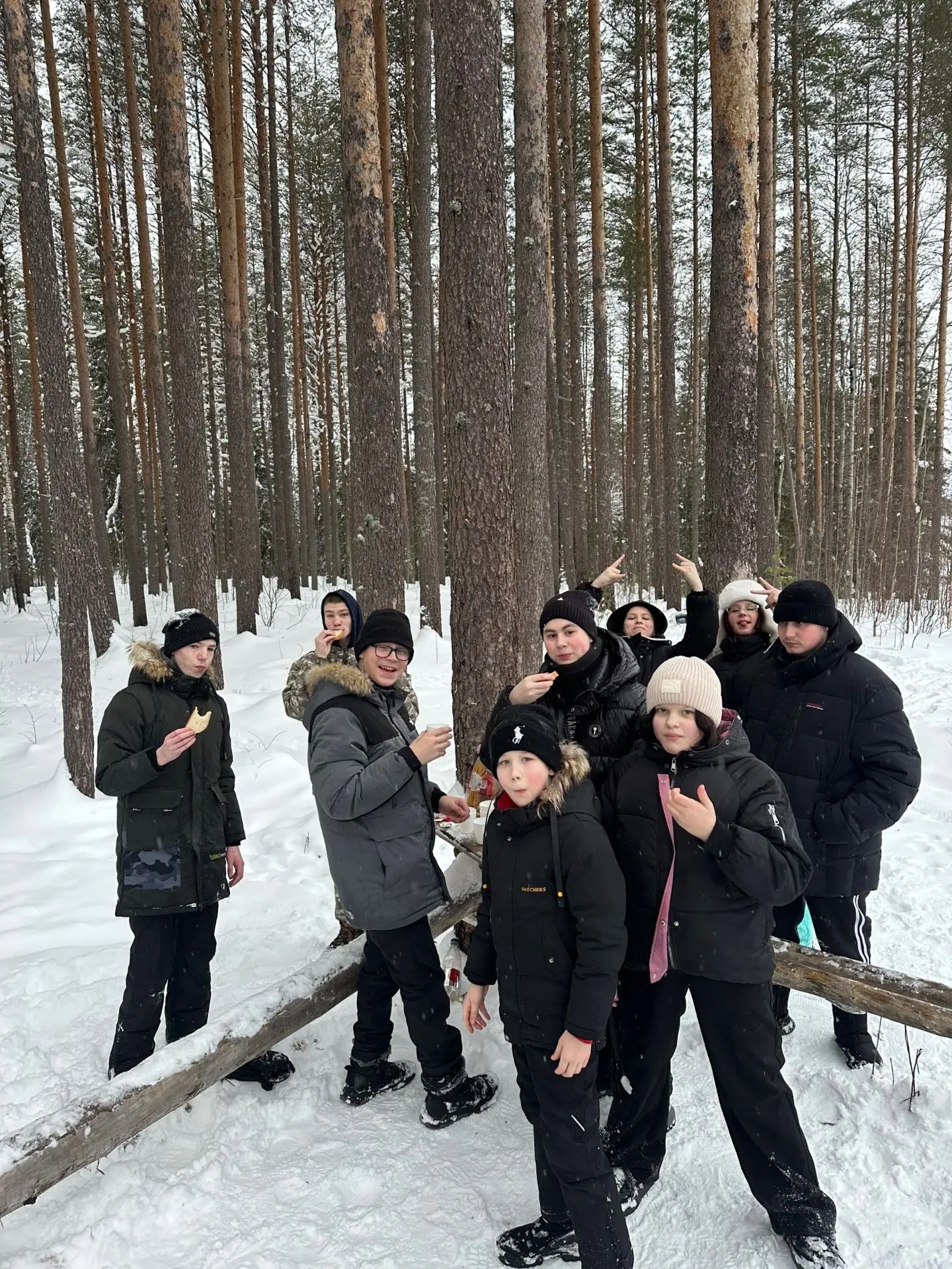 Воспитанники вместе с педагогами сходили в лес на пикник. Педагоги организовали мангал, ребята с удо