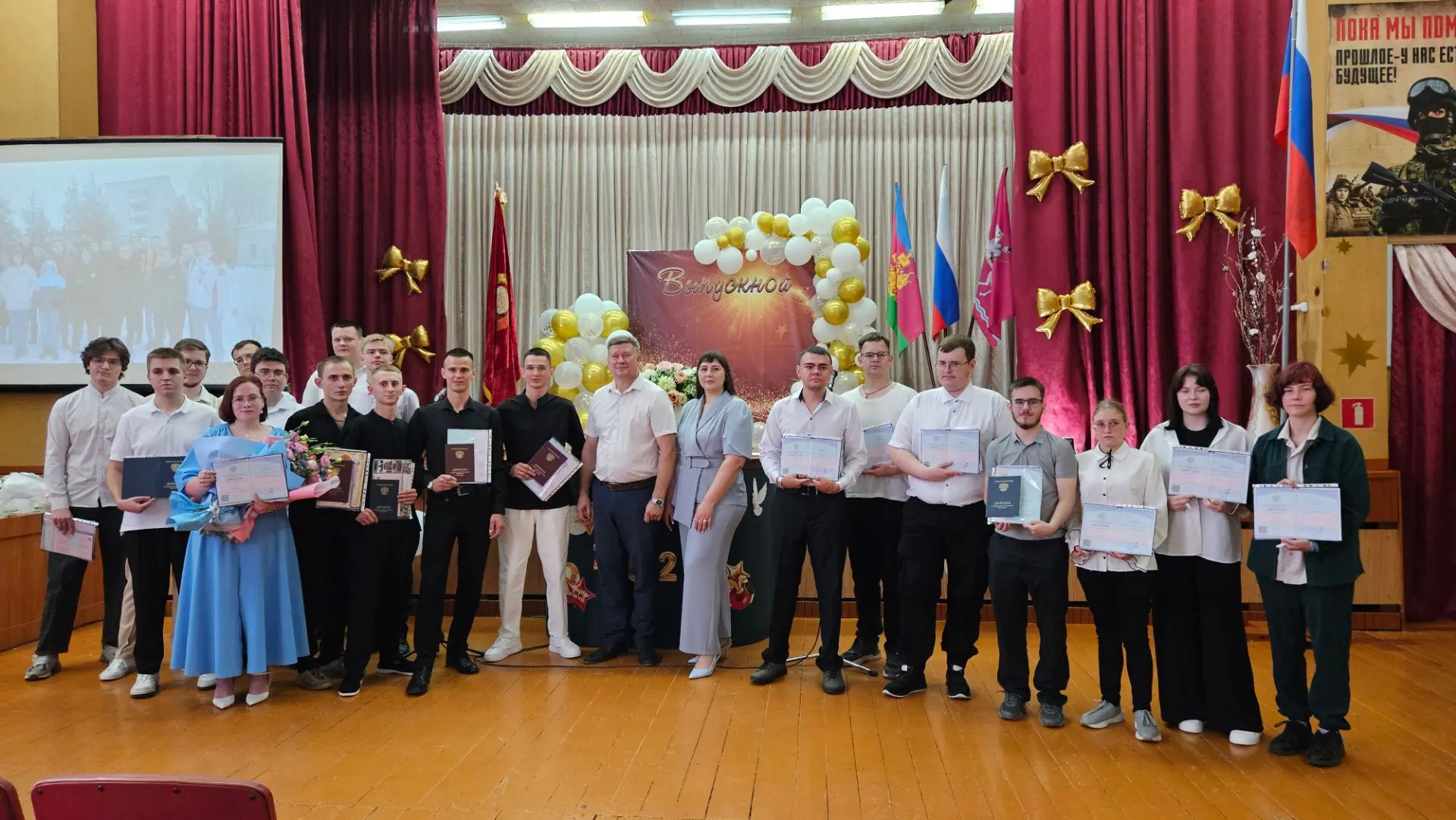 🥳 Это было незабываемо!

Вот они — кадры с нашего главного летнего события — выпускного в Ленинград