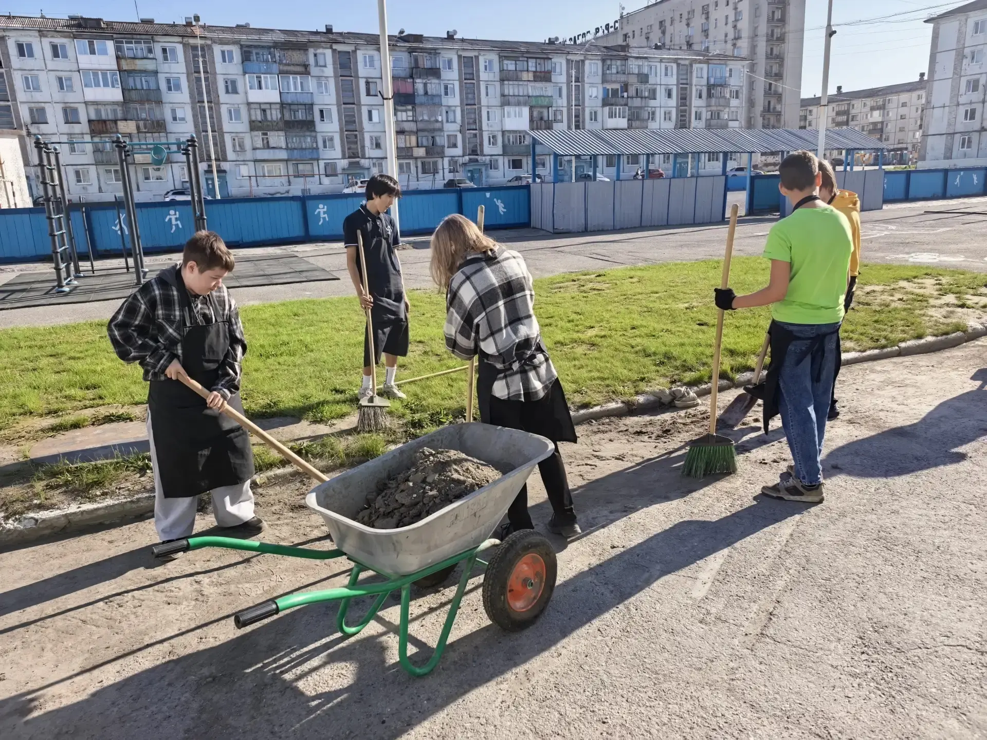 🧹🌞Пользуясь прекрасными летними днями, которые балуют наш северный город, трудяги изо дня в день п