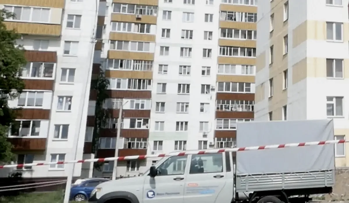 Администрация Нижнекамска попросила жителей не приближаться к повреждённому при атаке БПЛА дому № 3 