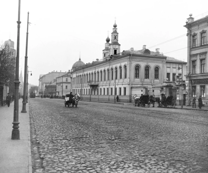 Воздвиженка у Крестовоздвиженского переулка, дом 9.
Фото 1914 года.

📸 Губарев А.А.
#москва #цао #а