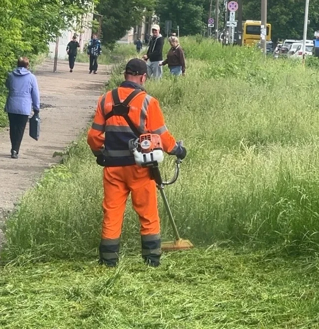 Работы на улицах района продолжаются:
- Подготовка и покраска остановок общественного транспорта (ОО