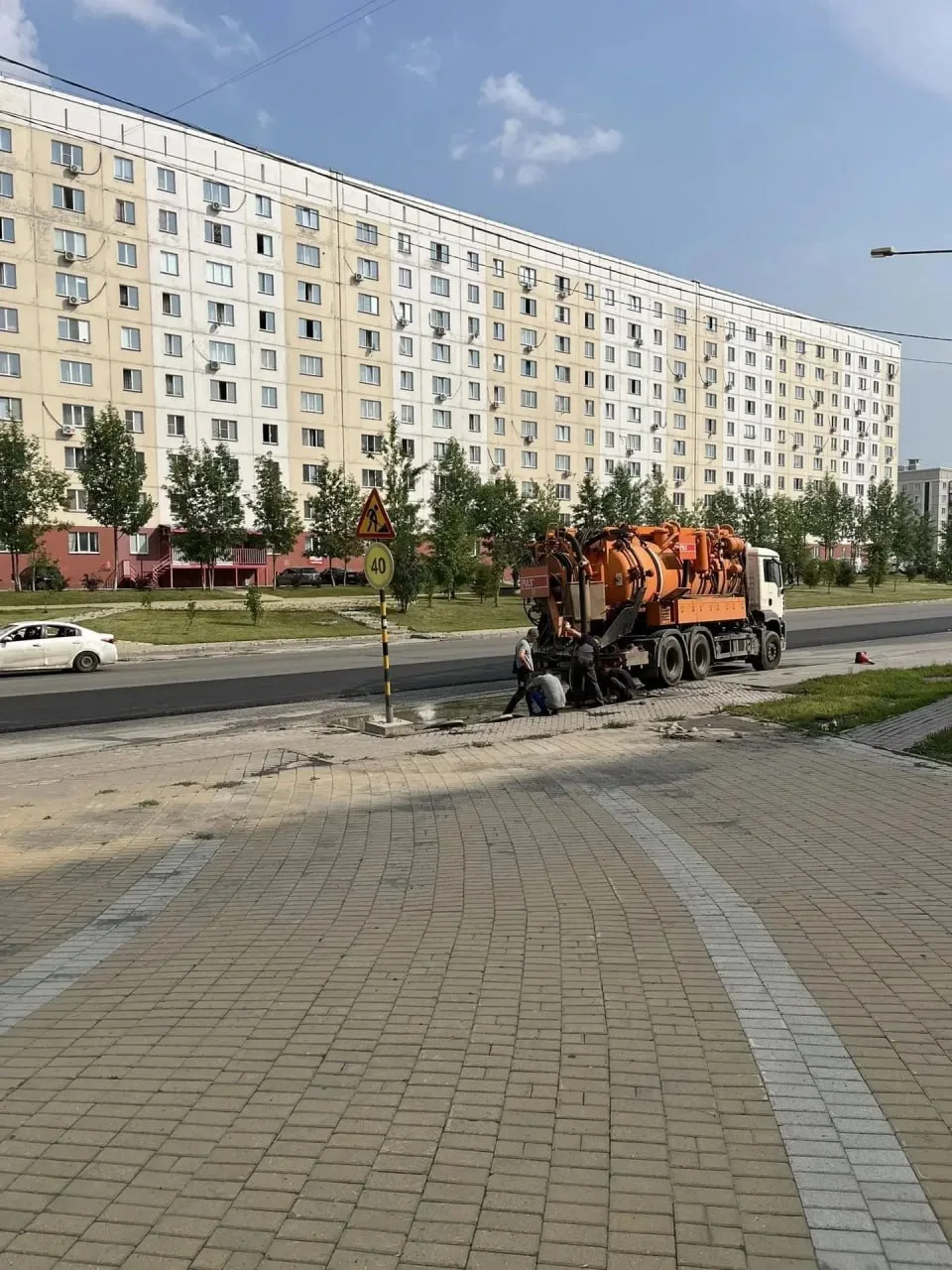 Вот и на улице Татьяны Снежиной стали укладывать второй, верхний слой асфальта.

Дождались 🙏