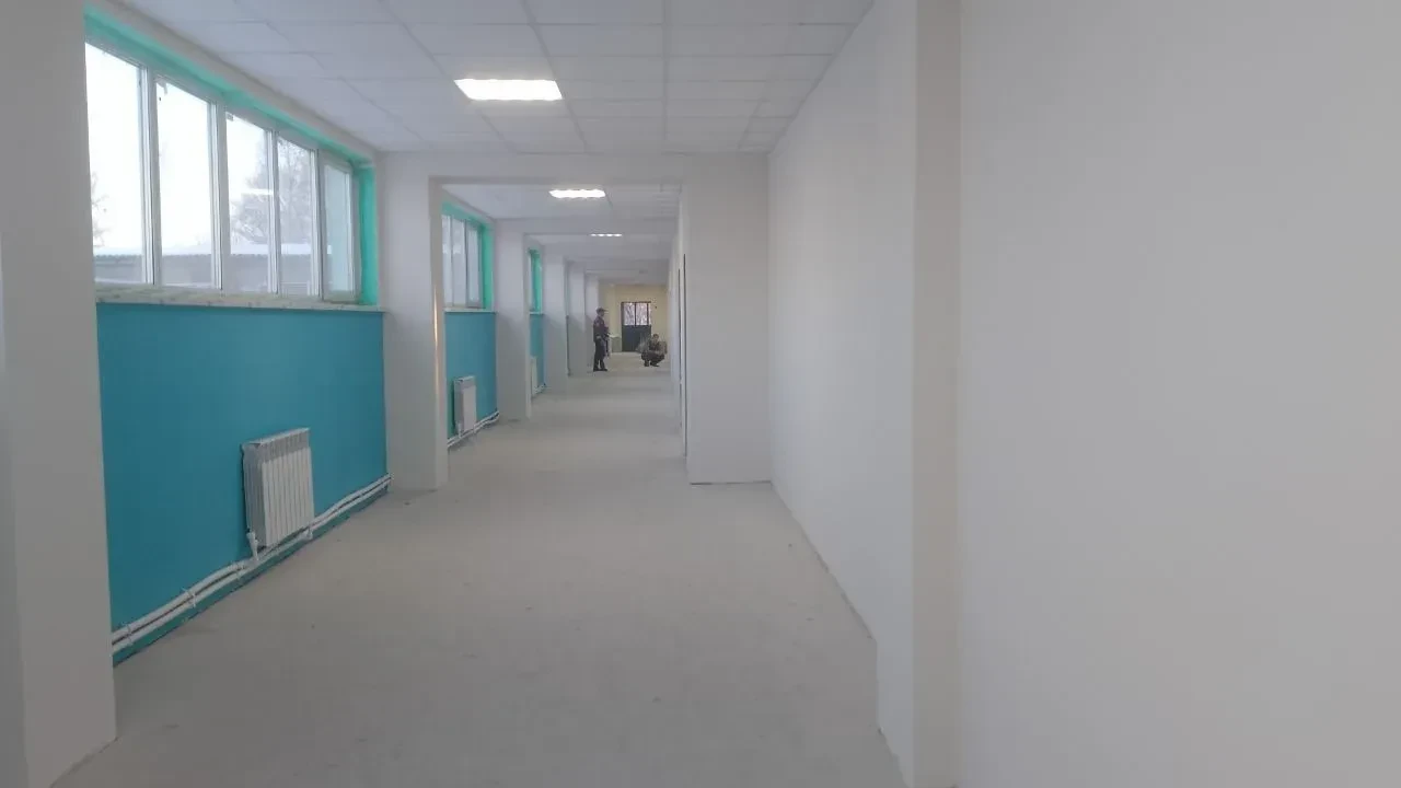 Продолжается ремонт школы. В настоящее время идет установка дверей, ремонт лестничных площадок, акто