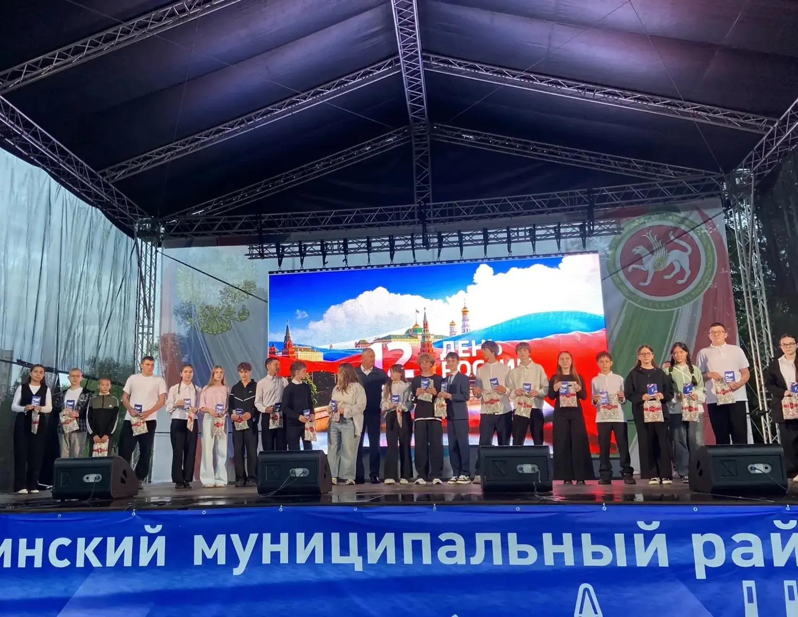 12 июня в рамках празднования Дня России проведено вручение паспортов. В торжественной обстановке, н