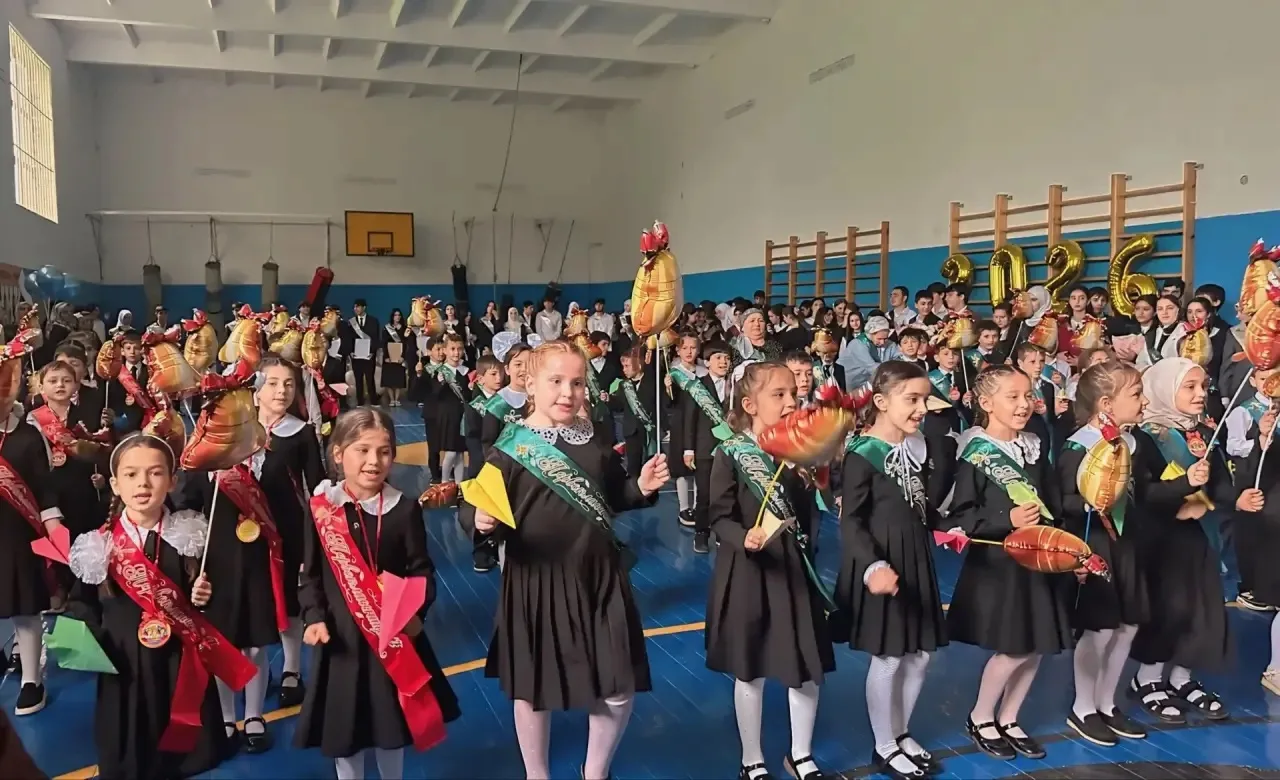🔔 25 мая в школе прошла торжественная линейка, посвященная празднику «Последний звонок».
💫 Традици