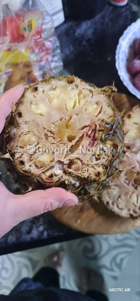 Ребят,ананасы в круглосуточном м-не Океан г.Дудинка - НЕ БЕРЁМ 👌😂
Источник: Подслушано в Норильске