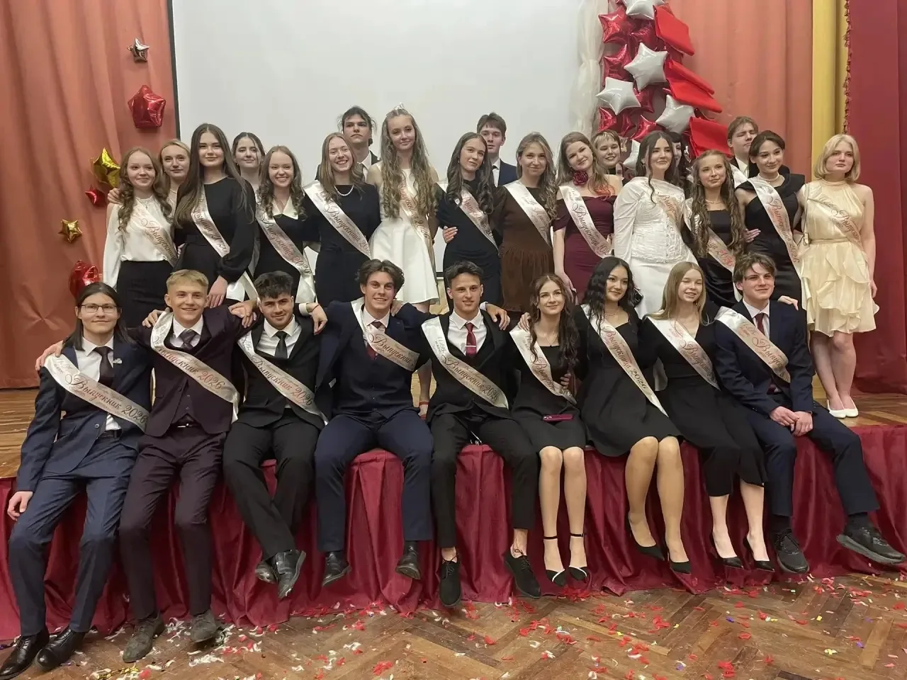Для выпускников 11 классов нашей школы прозвенел последний звонок 🔔

Праздник был наполнен добрыми 