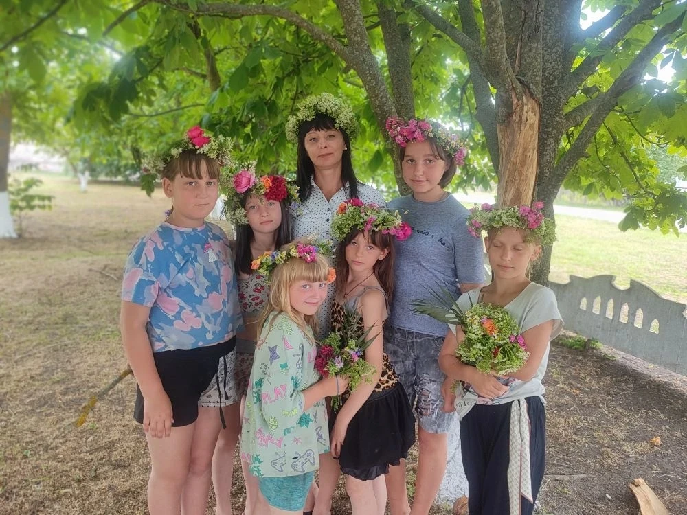 🌸Волшебство полевых цветов: как в селе Весёлое дети плели венки

☀️Тёплый июньский день словно был 