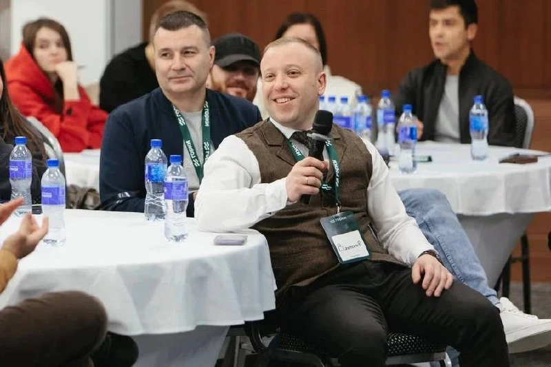 Кстати, о том, кто устроил выпускной «Горки | Пик» на Кунашире.

👥 На фото — партнеры по бизнесу: В